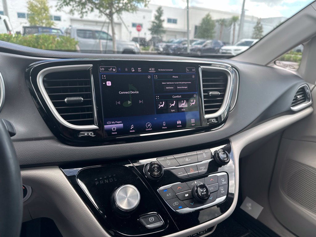Used 2022 Chrysler Pacifica Touring-L FWD image 11