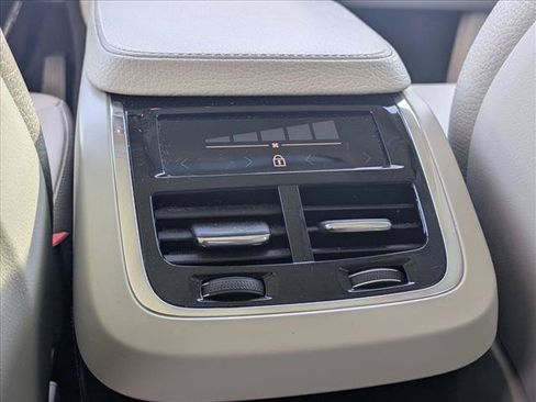 Used 2021 Volvo XC90 T5 Momentum w/ Climate Package FWD image 4