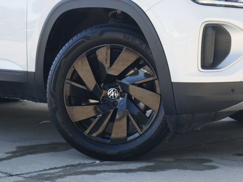 Certified 2026 Volkswagen Atlas SE FWD image 3
