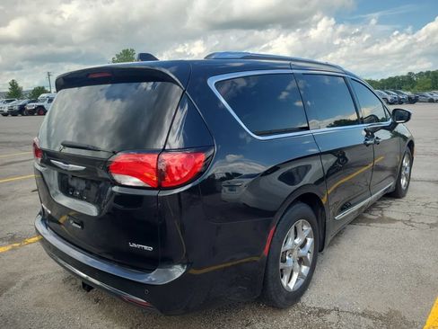 Used 2018 Chrysler Pacifica Limited FWD image 3