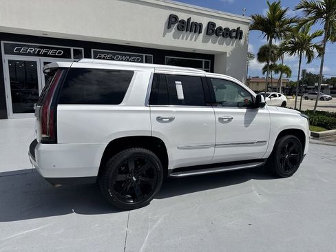 Used 2018 Cadillac Escalade Luxury AWD/4WD image 4