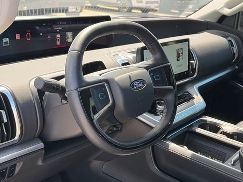 Used 2025 Ford Expedition Platinum w/ Driver's Package AWD/4WD image 16