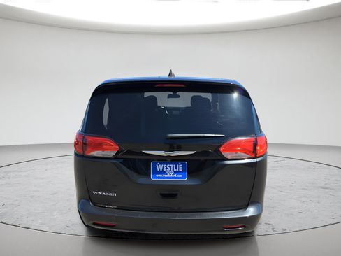 Used 2022 Chrysler Voyager LX FWD image 5