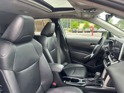 Used 2023 Toyota Corolla Cross XLE w/ Convenience Package FWD image 12