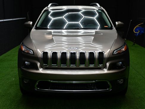 Used 2016 Jeep Cherokee Limited w/ Technology Group AWD/4WD image 10