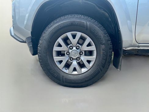 Used 2017 Toyota Tacoma SR5 w/ Tow Package RWD image 12