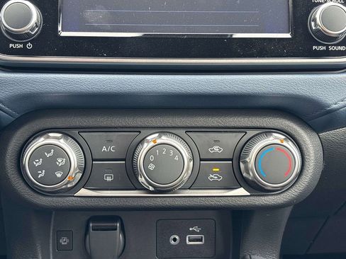 Used 2025 Nissan Versa SV w/ Trunk Package image 30