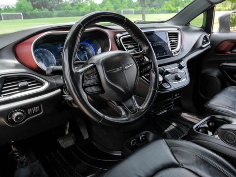 Used 2020 Chrysler Pacifica Touring-L FWD image 3