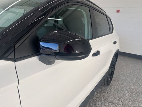 New 2026 Volkswagen Taos SE image 12