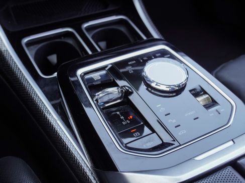 Certified 2023 BMW 760i xDrive AWD/4WD image 27
