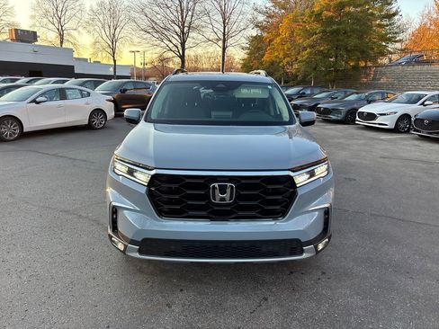 Used 2025 Honda Pilot Touring image 2