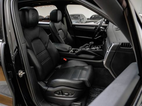 Used 2023 Porsche Cayenne Platinum Edition image 37