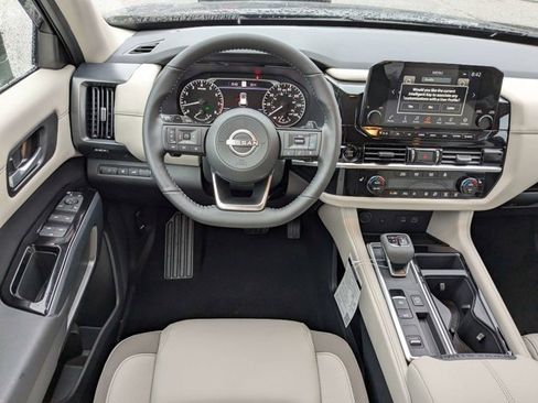 New 2025 Nissan Pathfinder SL image 18