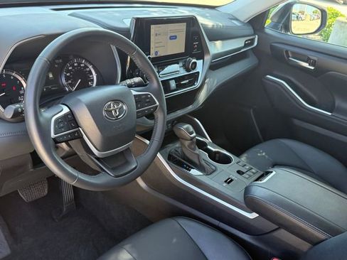 Used 2025 Toyota Highlander XLE FWD image 10
