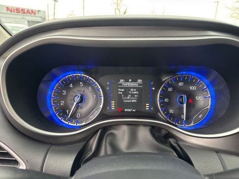 Used 2020 Chrysler Pacifica Touring-L image 14