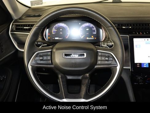 Used 2023 Jeep Grand Cherokee Limited w/ Black Appearance Package AWD/4WD image 7
