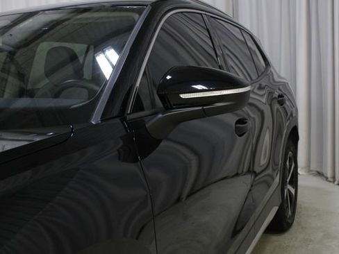 Used 2025 Volkswagen Tiguan SE FWD image 32