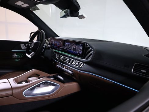 Used 2025 Mercedes-Benz GLS 450 4MATIC w/ AMG Line Exterior image 52