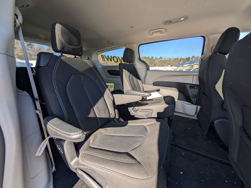 Used 2023 Chrysler Voyager LX image 44