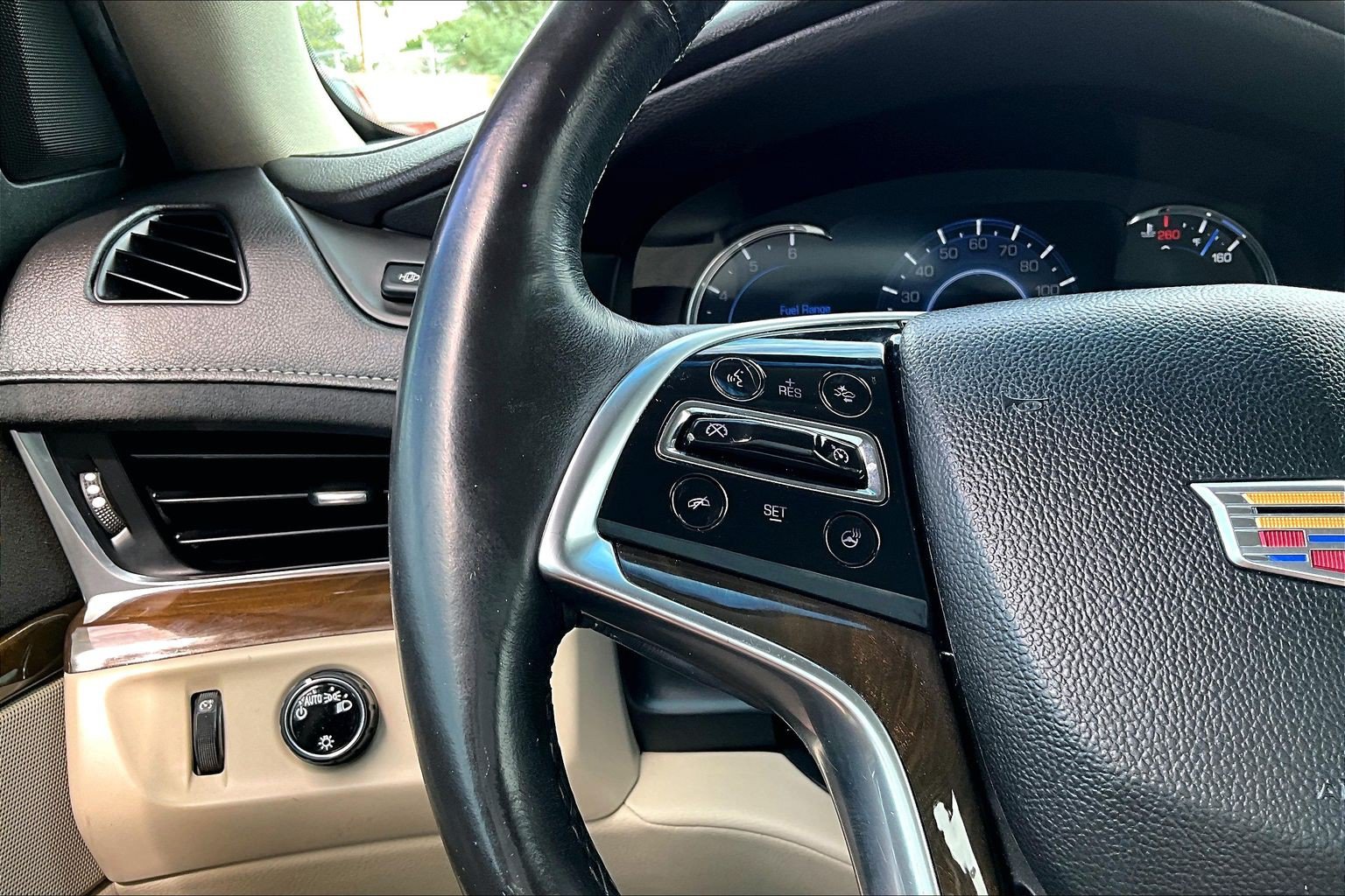 Used 2018 Cadillac Escalade Luxury AWD/4WD image 19