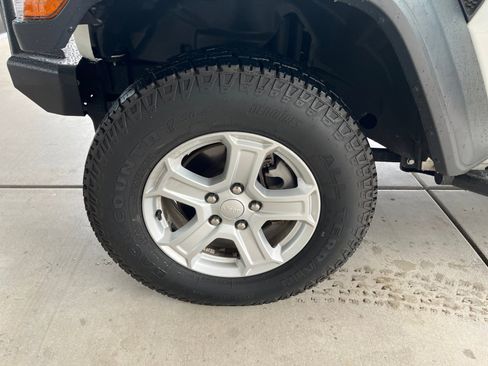 Used 2018 Jeep Wrangler Sport S image 25