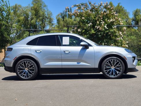 Used 2025 Porsche Macan Electric w/ Premium Package RWD image 8