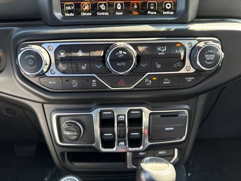 Used 2022 Jeep Wrangler Unlimited Sahara w/ LED Lighting Group AWD/4WD image 23