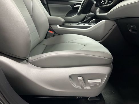 Used 2025 Toyota Highlander XLE image 62