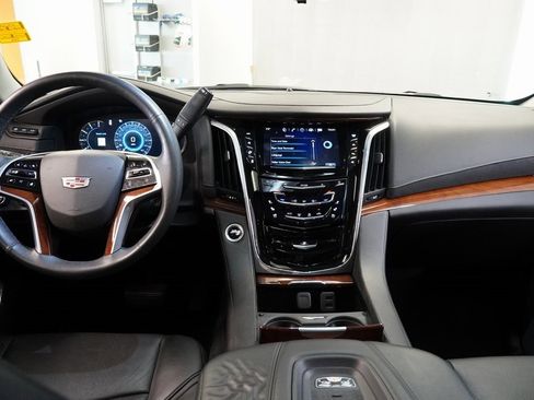Used 2017 Cadillac Escalade ESV Premium Luxury image 5