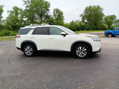 Used 2023 Nissan Pathfinder SL AWD/4WD image 4