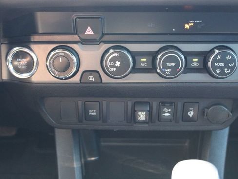 Used 2019 Toyota Tacoma TRD Sport AWD/4WD image 18