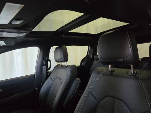 New 2025 Chrysler Pacifica Select image 11