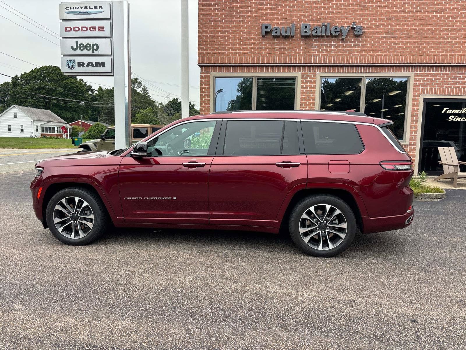 Used 2021 Jeep Grand Cherokee L Overland w/ Advanced Protech Group III AWD/4WD image 3