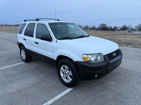 Used 2005 Ford Escape XLT image 2