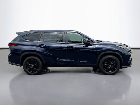 Used 2023 Toyota Highlander LE FWD image 4