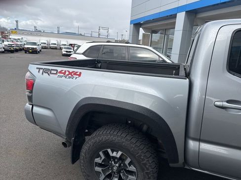 Used 2018 Toyota Tacoma TRD Off-Road w/ Technology Package image 5