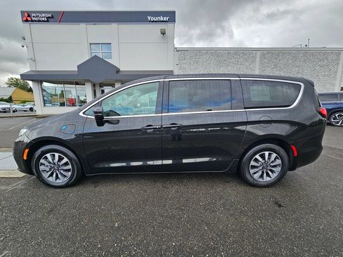 Used 2023 Chrysler Pacifica Touring-L FWD image 8