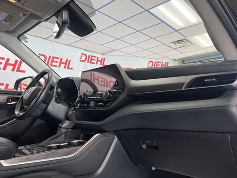 Used 2023 Toyota Highlander Limited AWD/4WD image 16