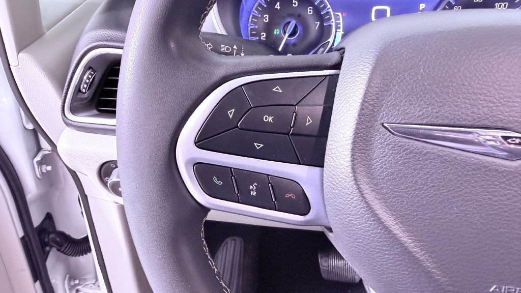 Used 2023 Chrysler Pacifica Touring-L FWD image 12