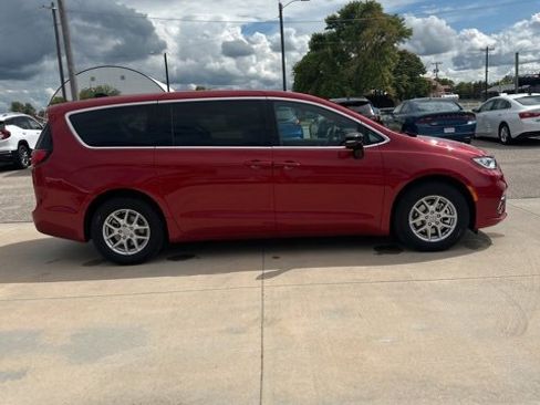 New 2025 Chrysler Pacifica Select image 3