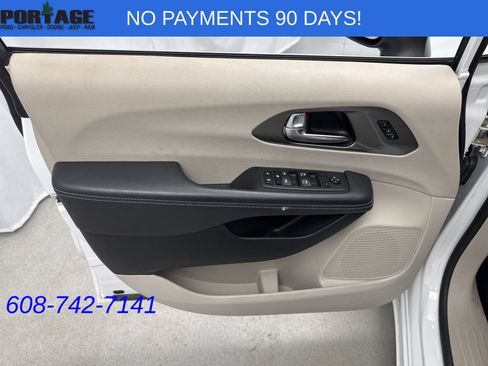 Used 2023 Chrysler Pacifica Touring-L FWD image 12