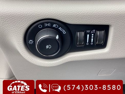 Used 2023 Chrysler Pacifica Touring-L FWD image 28