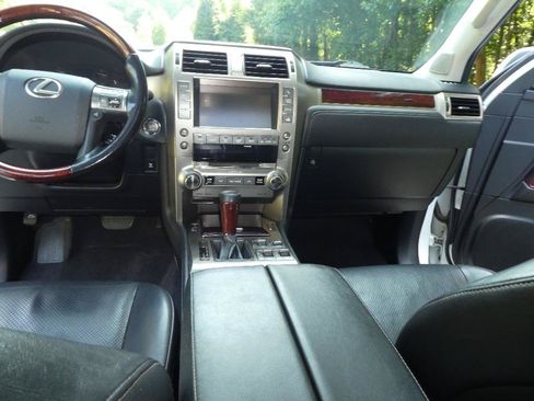 Used 2016 Lexus GX 460 Luxury w/ Preferred Accessory Package AWD/4WD image 11
