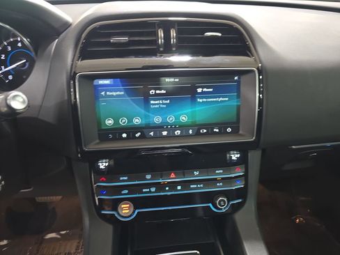 Used 2020 Jaguar F-PACE Premium image 23