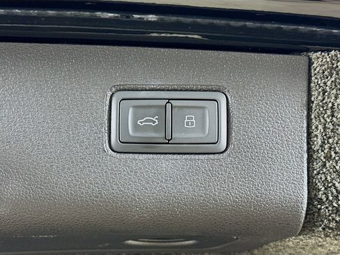 Used 2022 Bentley Bentayga AWD/4WD image 36