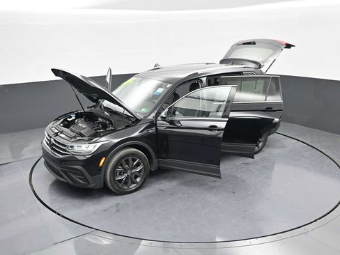 Used 2023 Volkswagen Tiguan SE image 44
