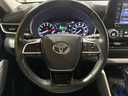 Used 2020 Toyota Highlander XLE FWD image 18