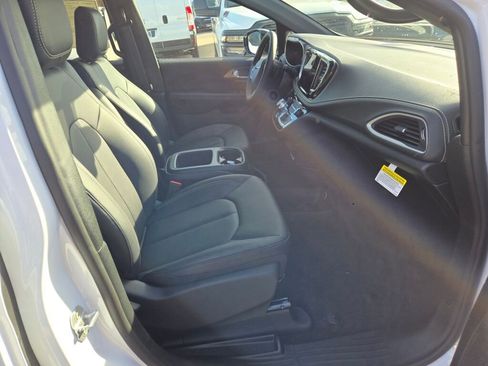 New 2026 Chrysler Pacifica Select image 6