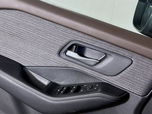 Used 2023 Nissan Rogue SV image 15