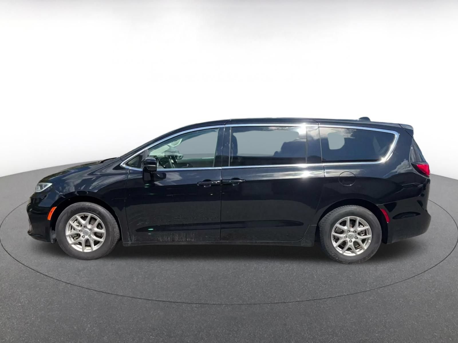 Used 2024 Chrysler Pacifica Touring-L FWD image 7